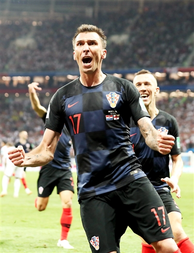 关于克罗地亚队取胜喜悦,球迷热情挥洒彩带的信息 关于克罗地亚队取胜喜悦,球迷热情挥洒彩带的信息