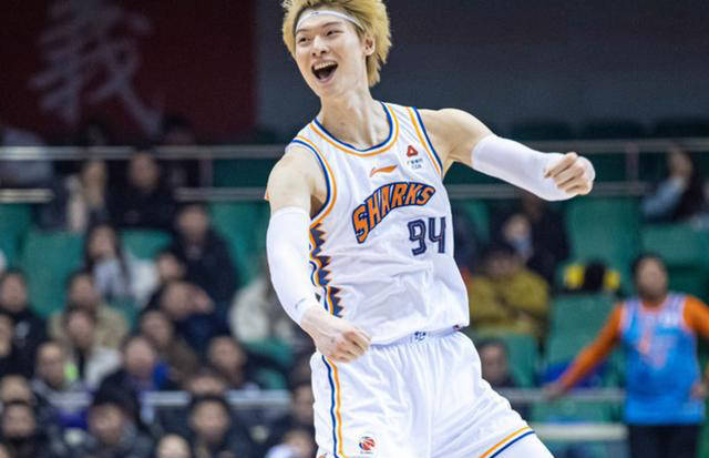 上海男篮力克广州队，实现连胜