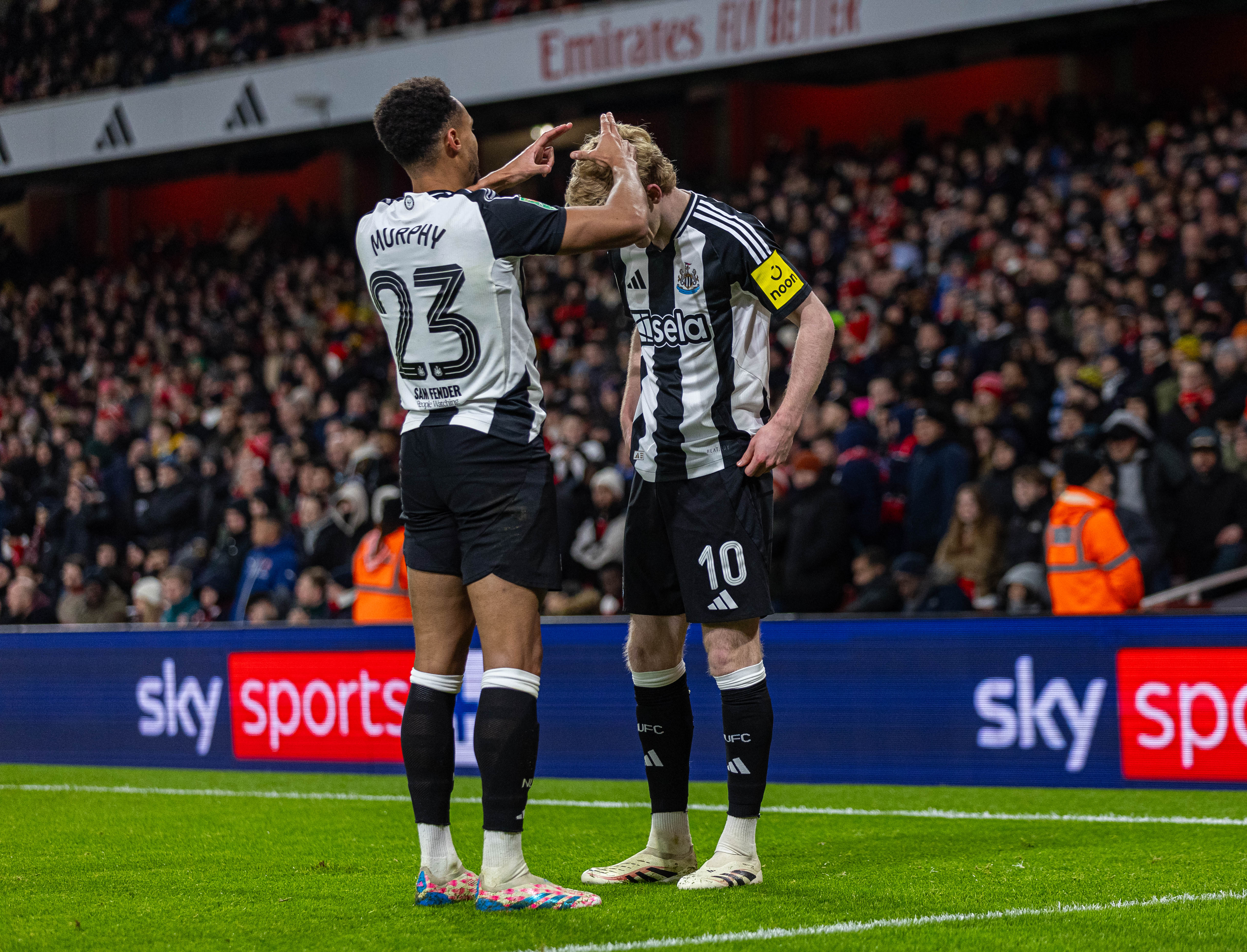 关于阿森纳战胜对手，客场取胜，球队展现团队凝聚力的信息