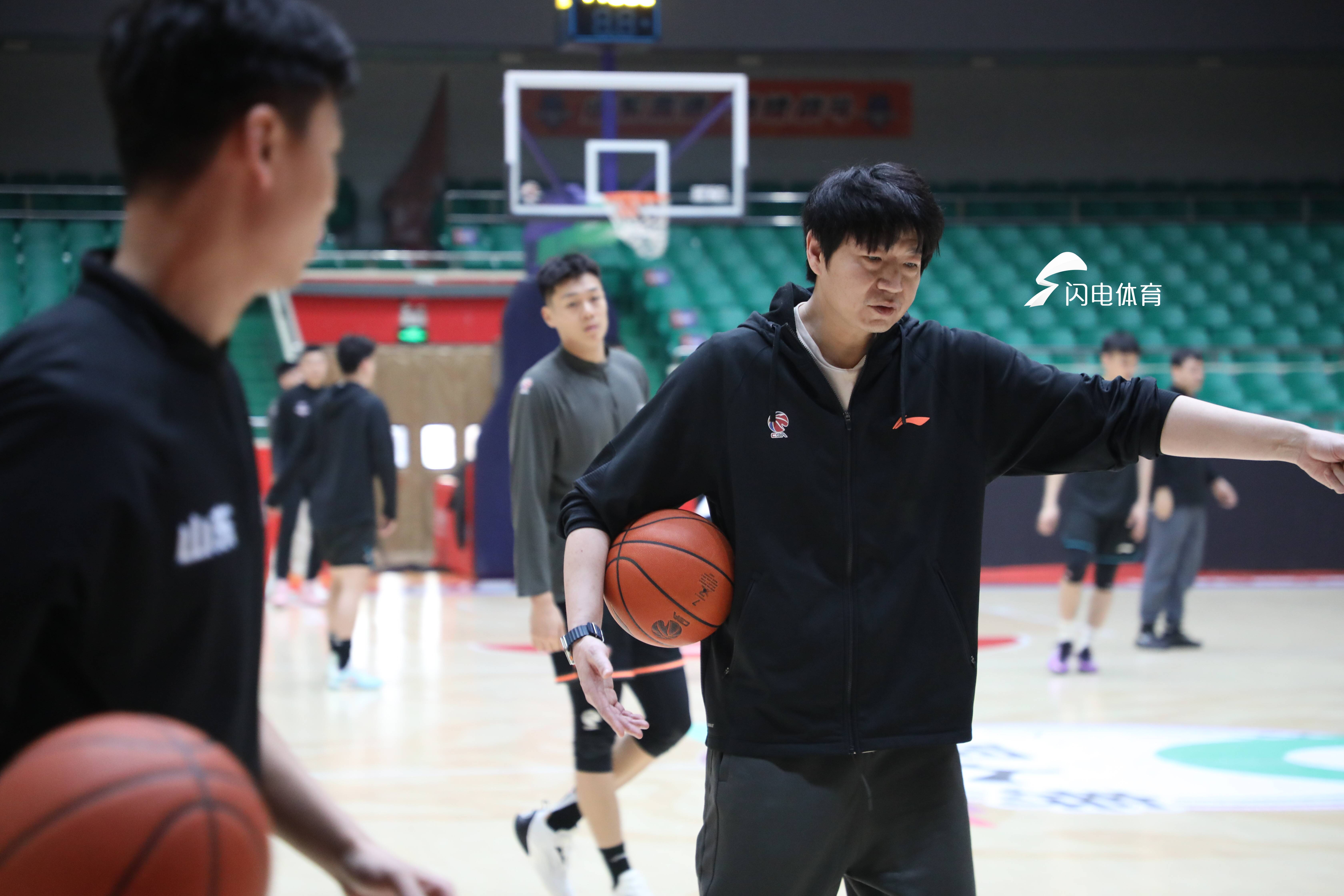 包含山东男篮客场迎战上海队，东西部争霸之战的词条