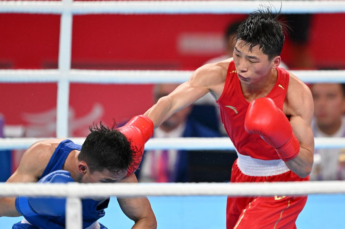 拳击比赛选手实力过人，一击制胜