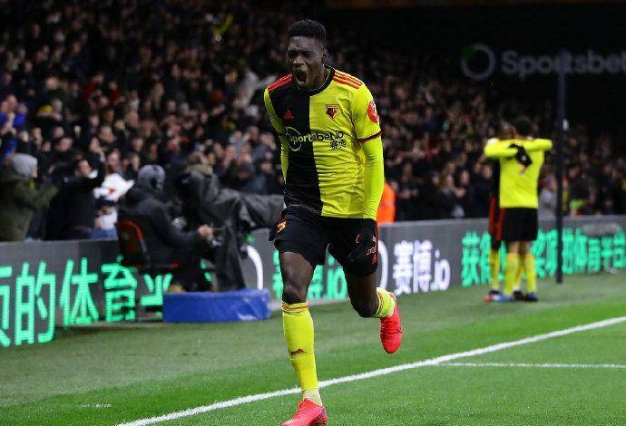 包含沃特福德惨遭逆转，英超保级形势堪忧的词条