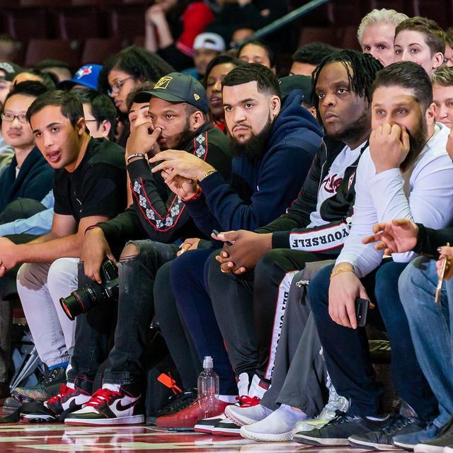 关于青岛队碾压鹈鹕，范弗利特统治全场的信息